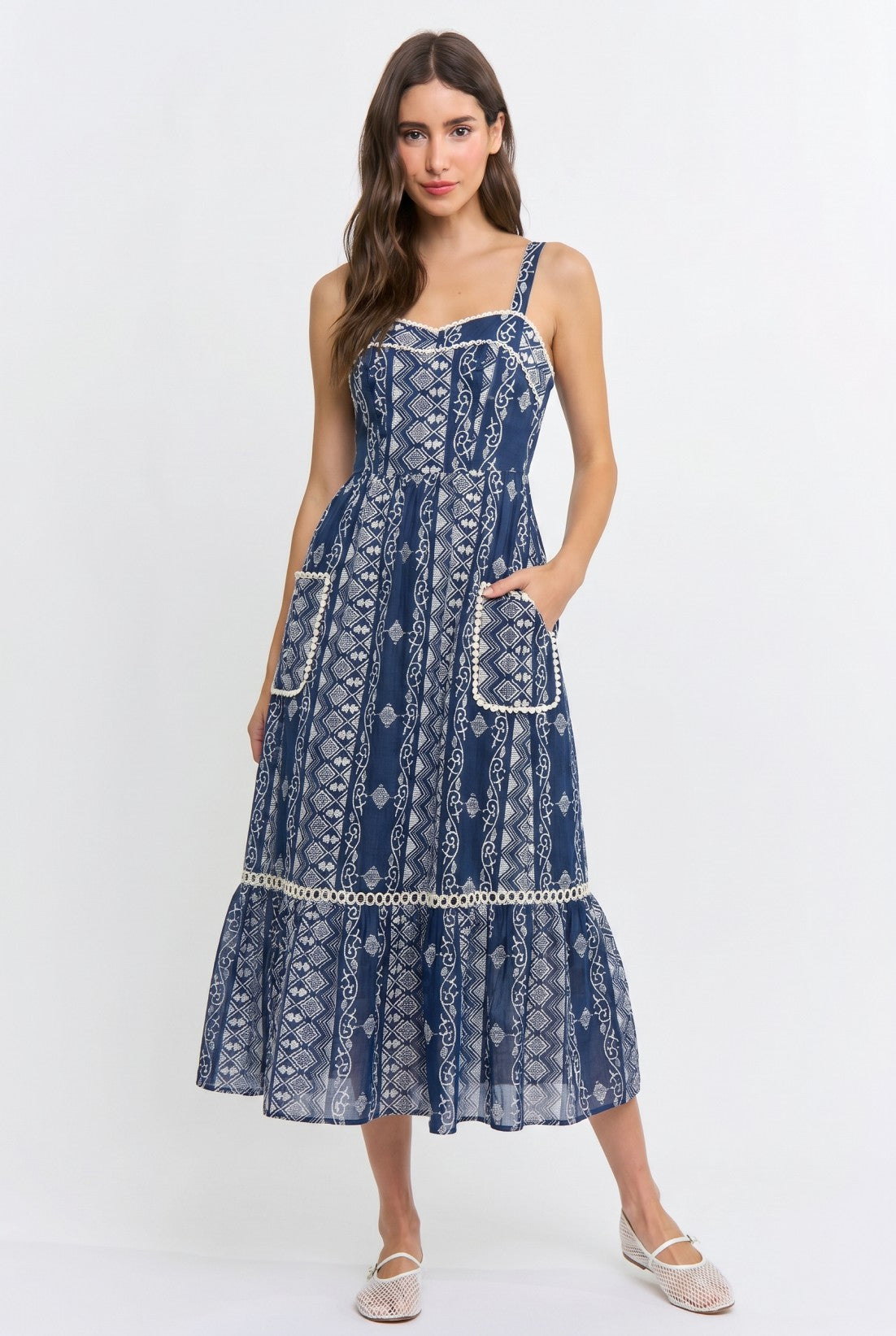 EMBROIDERED MAXI DRESS WITH GEOMETRIC DETAILING - Image 2
